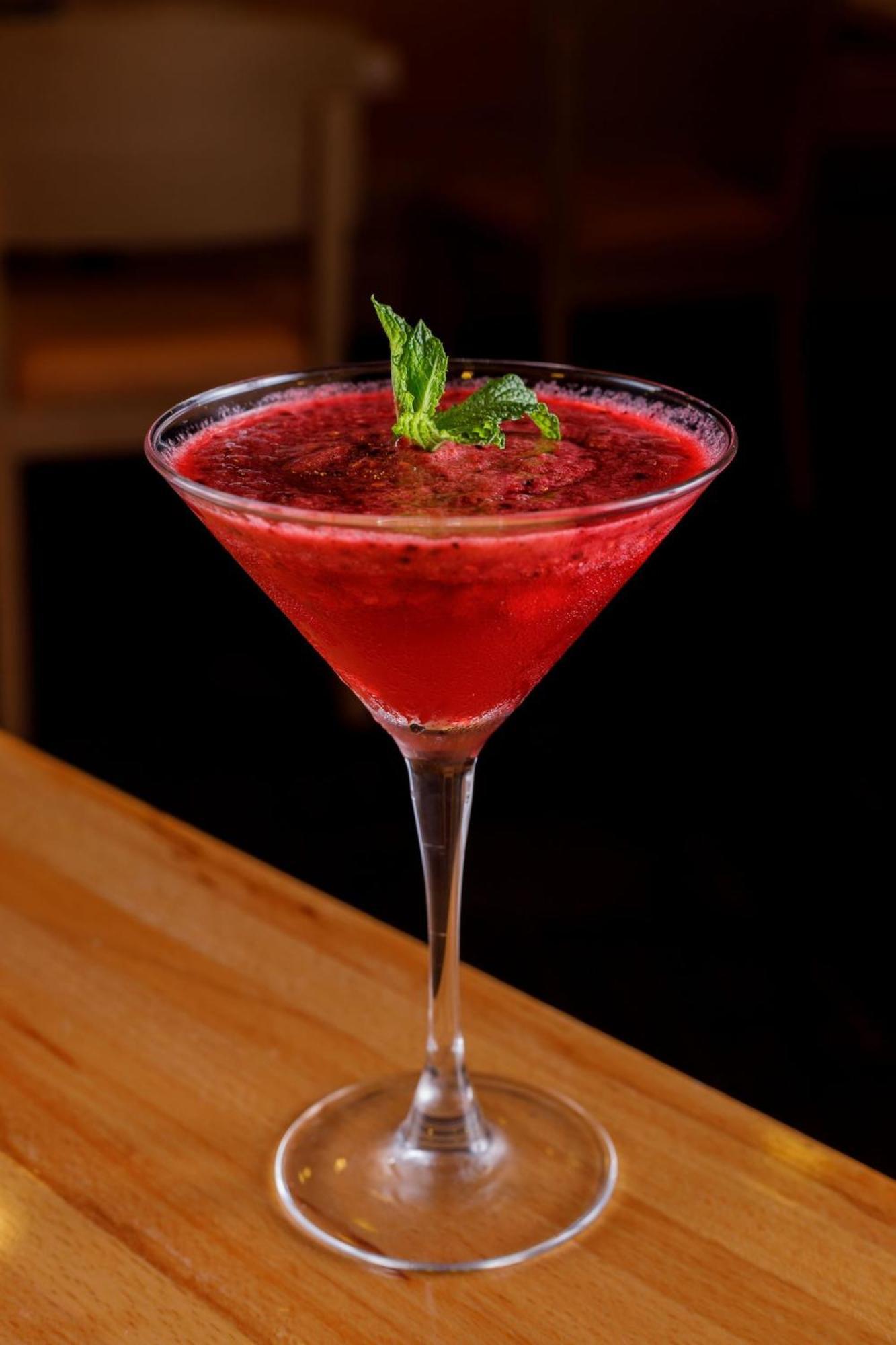 Camino Real Santa Fe Hotell Mexico by Eksteriør bilde A cosmopolitan garnished with a sprig of mint