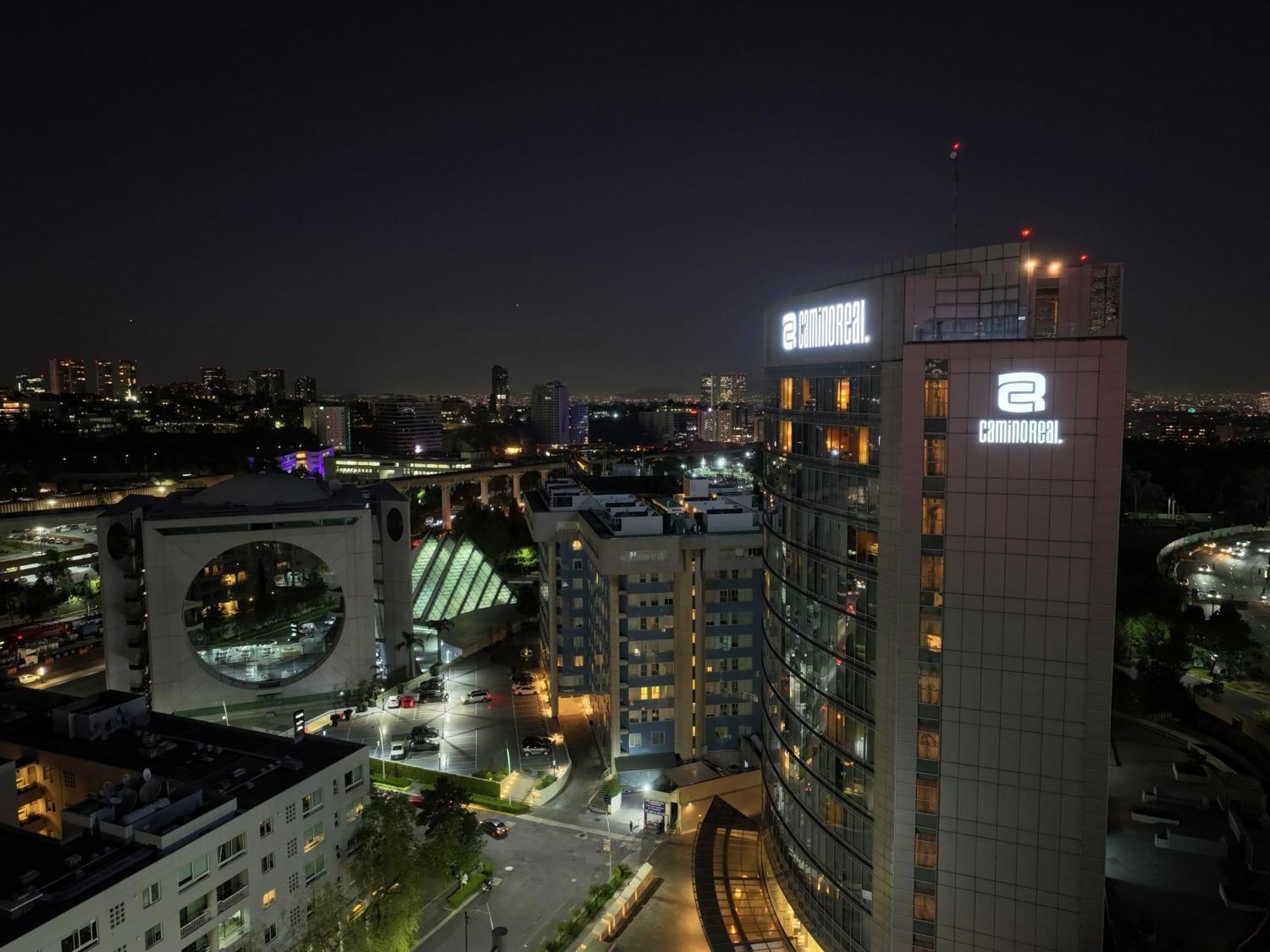 Camino Real Santa Fe Hotell Mexico by Eksteriør bilde View of the complex at night